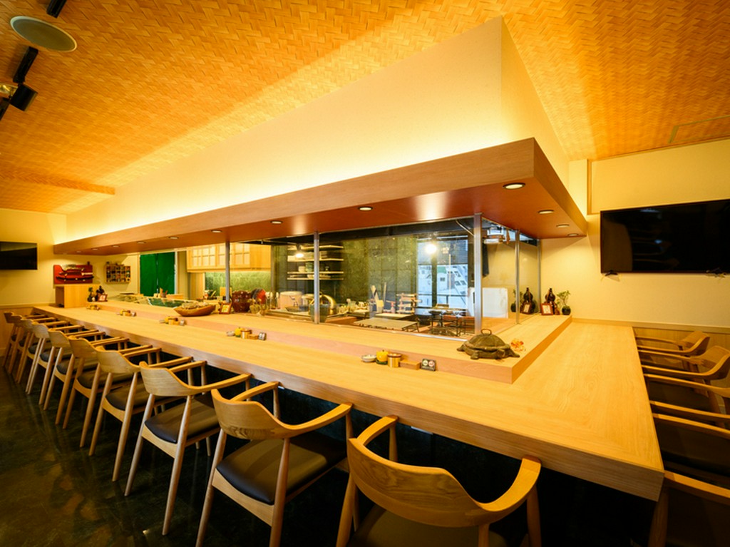 檜のカウンター席では寿司を握る様子も楽しめる！