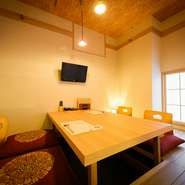 隠れ家的な店内に、さらにプライベート感が高い掘りごたつ式個室を用意。2名様～大勢様まで利用でき、幅広いシーンで頼りになります（当面12名様までに対応。それ以上の人数の場合は事前に店舗にご相談ください）。