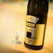 「本日のオススメ」として、日本各地のおいしいお酒を6～7種用意。順次、銘柄入れ替えで提供し、新酒・春酒・夏酒・ひやおろしなど季節限定酒も登場します。
※詳細は店舗でご案内。