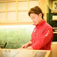 ハイクオリティな料理と空間を供しつつ、誰もが自然体で憩える雰囲気を大切に。全スタッフが気配りと心配りのもてなしに努め、ゲストのニーズに寄り添うホスピタリティの高さが格別。初めてでも心地良く楽しめます。