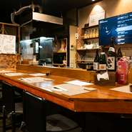 スタッフとのやりとりを楽しめるカウンター席を中心に、楽しげなムードに包まれた店内。一人でも気軽に立ち寄れる、親しみやすい居酒屋です。仕事帰りにふらりと立ち寄ってみませんか。