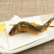 川魚の串焼き、海の幸を活かした刺身など、旬の素材を活かした逸品が、お酒をもっと楽しくしてくれます。時期ごとに異なるオススメもあり、何度通っても飽きの来ないお店です。