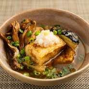 香ばしく揚げた豆腐に、こだわりの出汁を効かせた、ホッと心満たされる逸品。お酒のつまみから、〆の逸品としてもオススメできる、優しい味わいの一品です。