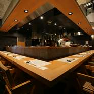 特別な日だけでなく、ちょっとした贅沢にもオススメできるお店。一人でも気軽に立ち寄れる、親しみやすい雰囲気もまた魅力的。料理人との会話や調理のライブ感など、カウンター割烹ならではの贅沢を楽しめます。