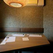 店内にはのびのびと過ごせるテーブル席も完備。くつろぎの空間は、接待や家族での食事など多彩なシチュエーションに対応可能です。落ち着いた店内で会話を楽しみつつ、旬の逸品・酒を堪能できます。