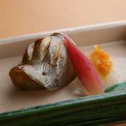 和食の世界で長年キャリアを重ねてきた料理人と、厳選された季節の食材たちが織りなす今宵の逸品。当日の仕入れによってもメニューも異なるため、訪れるたびに新たな発見が楽しめることも見どころです。