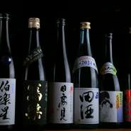 厳選された季節の日本酒も必見。個人では購入できないレアな銘柄を中心に、その時期の料理とぴったりのラインナップを取り揃えています。日本酒好きのゲストのおもてなしにも頼もしい一軒です。