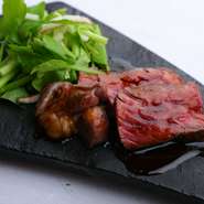 新鮮な海の幸や野菜、旬のお肉こだわり、日本料理の技法と炭を駆使した五感を刺激する逸品をご堪能いただけるお店ですので接待にもオススメです。