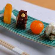 飲み頃の酒を、さらに奥深く楽しむための酒肴。思わず日本酒が欲しくなるような味わいにこだわった、珍味盛り合わせ『酒盗3点盛り』をはじめ、カウンターでの一杯をさらに楽しくするメニューを取り揃えています。