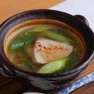 旬の食材を中心に、こだわりの出汁を効かせた温かいお鍋は、心も体も満たしてくれる逸品。一人用サイズの小鍋での提供のため、お一人様でも気兼ねなくオーダーできます。