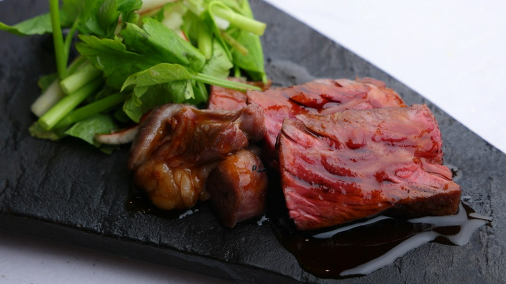 抜群の臨場感と共に提供される『炭火焼』