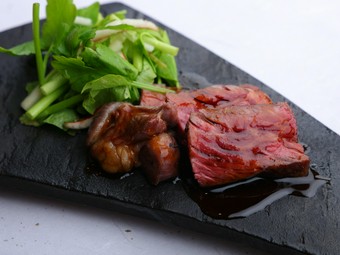 抜群の臨場感と共に提供される『炭火焼』