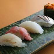 ホテル在籍の寿司職人としても経験を重ねた、料理人が手掛ける寿司もまた必見。〆さば・こはだと、繊細で丁寧な仕事が光る一貫には、一口ごとに料理人のこだわりが実感できます。