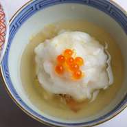 食そのものだけでなく調理風景も楽しめる空間に、ゲストの緊張をほぐすおもてなし。お店づくりにも“目の前のお客様を幸せにする”という、【カウンター割烹　藤木】のこだわりが伺えます。