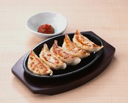 お昼も夜も一日中"定食セット(たらこ小鉢･漬物･味噌汁)"をご用意いたしております◎自慢の煮込みメニューや焼き魚､餃子や串カツなど､お好きなお料理と組み合わせて､定食が一日中お楽しみ頂けます｡