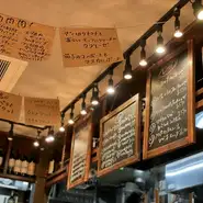 各線｢北千住駅｣より徒歩2分。お席はカウンター席、ハイチェア席をご用意。貸切や二次会利用などにも。お酒はワインやカクテルのほか、ノンアルコールも豊富にご用意。