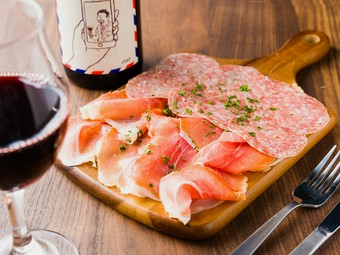 生ハムサラミの盛り合わせ