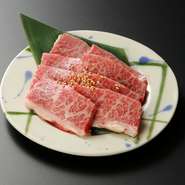 とろける旨みが特徴の「銀山和牛」雌牛を使用した極上カルビ。雌牛ならではの繊細な味わいをぜひご堪能ください。
