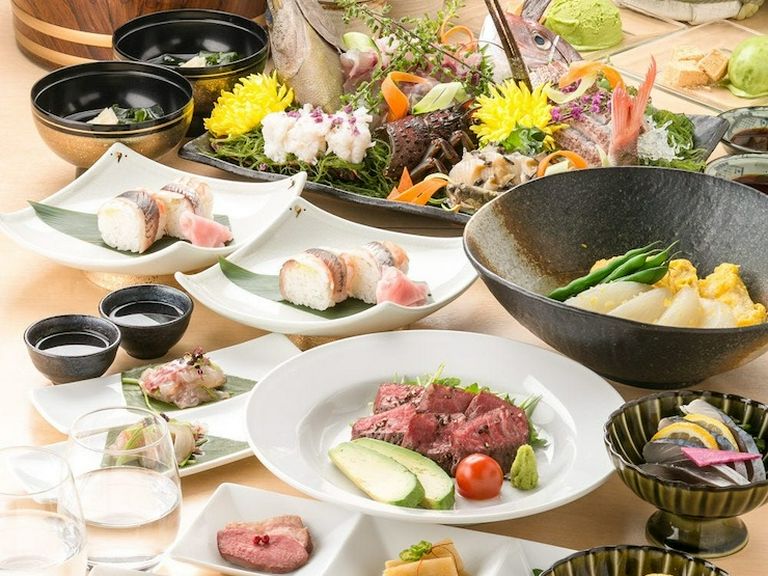 贅沢な宴会コースで楽しいひとときを