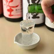 日本酒は、職人の熟練した技術と厳選された素材によって生まれる芸術です。