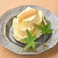 自家製の西京味噌で漬け込んだなめらかクリームチーズ。