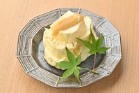 自家製の西京味噌で漬け込んだなめらかクリームチーズ。
