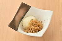 京都名物の山椒がピリッと効いたちりめんと大根おろしの相性をお楽しみください。