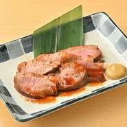 柔らかく炊いた鴨肉と九条ネギの相性抜群です。からしをつけてお召し上がりください。