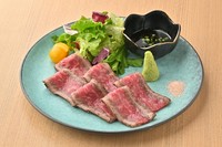 国内産の黒毛和牛をたたきにしました。薬味ポン酢と一緒にどうぞ！