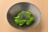 程よい苦みのある万願寺唐辛子と塩昆布の旨味を合わせました。