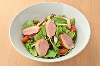 香り引き立つ合鴨のスモークと新鮮野菜のクリーミーなシーザーサラダです。