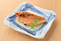 北陸産の脂ののった赤魚の西京焼きです。