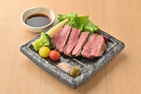 黒毛和牛の肩ロースを贅沢にステーキでお召し上がりください。