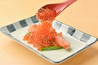 紅鮭の塩焼きにたっぷりいくらをかけました。