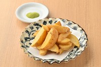 ほくほくポテトフライを自家製の抹茶塩でお召し上がりください。