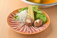 濃厚な旨味と柔らかく歯ごたえがある合鴨は噛めば噛むほど旨味が増します。あっさり好きな方は出汁しゃぶで！濃い味がお好きな方はすき鍋をお選びください。