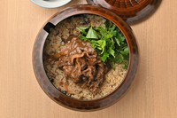甘辛く炊いた牛肉しぐれがお米とよく合う炊き込みご飯です。
