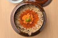 雲丹といくらを乗せたまさに贅沢な炊き込みご飯です。