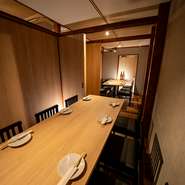 大人数の宴会に最適な広々とした空間をご用意しています。ゆったりとした席配置で、快適にお過ごしいただけるよう配慮された店内は、団体利用に最適です。