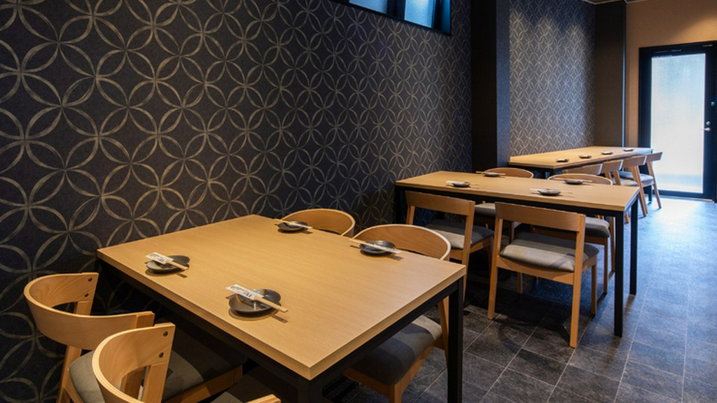 アーケード内にある居酒屋。ゆったりと食事やお酒を楽しめる空間