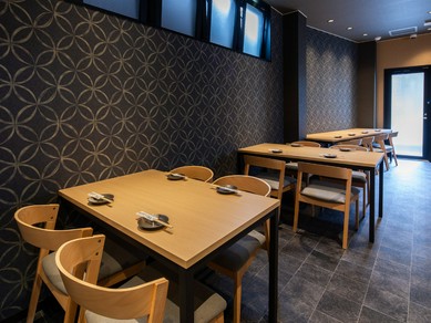 アーケード内にある居酒屋。ゆったりと食事やお酒を楽しめる空間