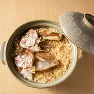 人気メニュー『鯛めし』は、東予・中予地方の味と南予地方の味の2種類が楽しめます。また、お造りの盛り合わせや、わら焼きなど、愛媛の食材を使った絶品グルメを、心ゆくまで楽しめます。