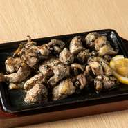 地元食材である「媛っこ地鶏」を、豪快な炭火で一気に焼き上げる逸品。溢れる肉汁と、噛めば噛むほどにじみ出る旨みが魅力です。炭の香りとジューシーさは至極美味。