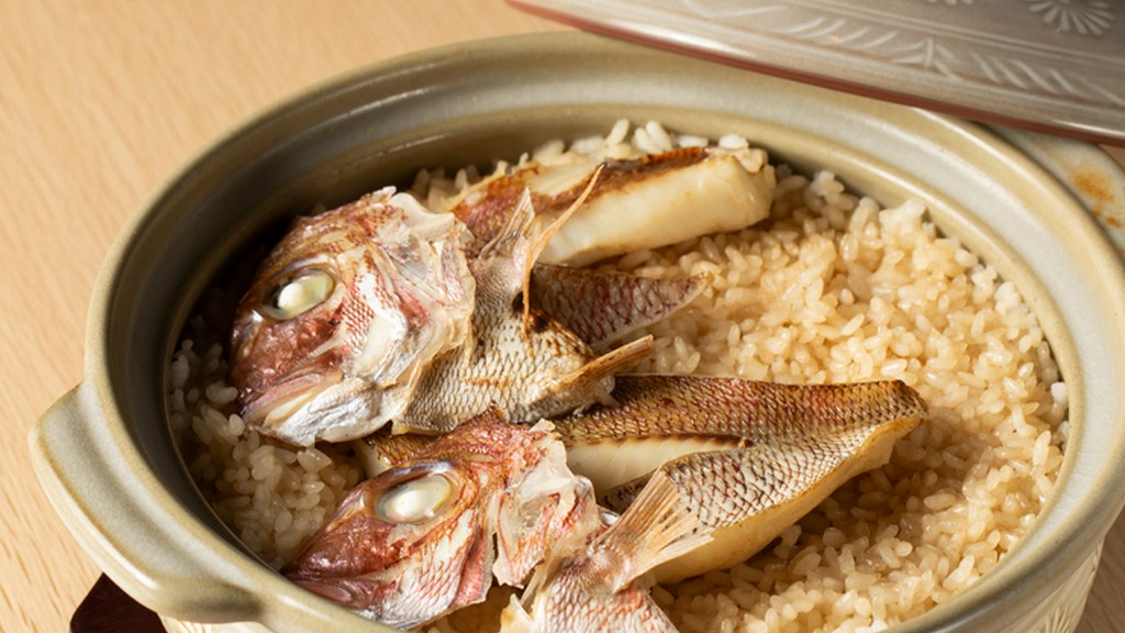 東予・中予地方の味と南予地方の味の2種類が楽しめる。愛媛の郷土料理『鯛めし　4人前』