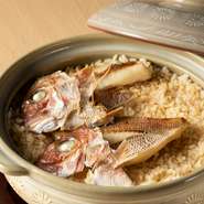 愛媛の郷土料理『鯛めし』は、東予・中予地方の味である鯛を丸ごと一匹、土鍋や釜に入れて炊き込んだ一品。ほかに、南予地方の味である特製のタレにつけ込んだ漁師料理も用意されています。