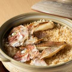 東予・中予地方の味と南予地方の味の2種類が楽しめる。愛媛の郷土料理『鯛めし　4人前』