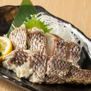 伝統的な調理法であるわら焼きで、瀬戸内の旬鮮魚を楽しめる一皿。香ばしい匂いと共に、素材本来の味を堪能できます。鯛のほか、鰹やカンパチも用意されています。相性の良い地酒と合わせてみてはいかが。