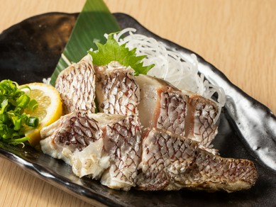 瀬戸内の旬鮮魚をわら焼きで。香ばしい匂いと共に、素材本来の味を堪能『鯛のわら焼き』