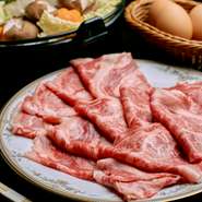 絶妙にサシが入った国産和牛肩ロースをお1人様あたり150g、新鮮お野菜は約2鍋分ご用意致します。事前のご相談でお肉の追加も承ります。割り下は関東風に甘辛で仕立てた本格派。ワインとの相性も◎です。
