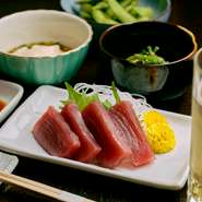 鍋の食べ頃を待つ間にはお刺身などの前菜をご用意。ひとしきり召し上がって頂いた〆には、讃岐うどんを。お肉と野菜の旨みを余すことなくご堪能頂きます。